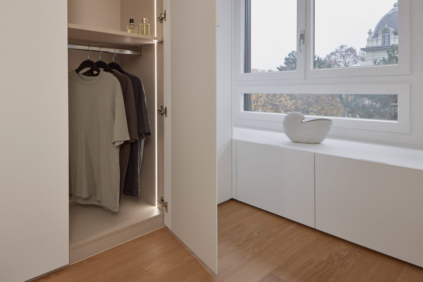 Einbauschrank, grifflos, weiss lackiert, Schlafzimmer, Ankleidezimmer