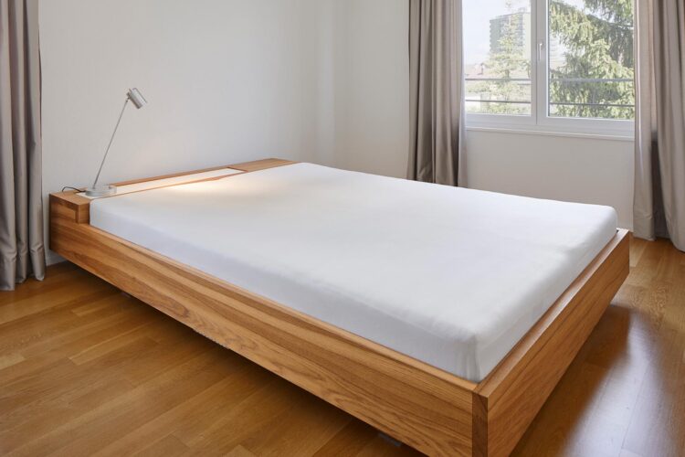 Bett mit Kopfablage